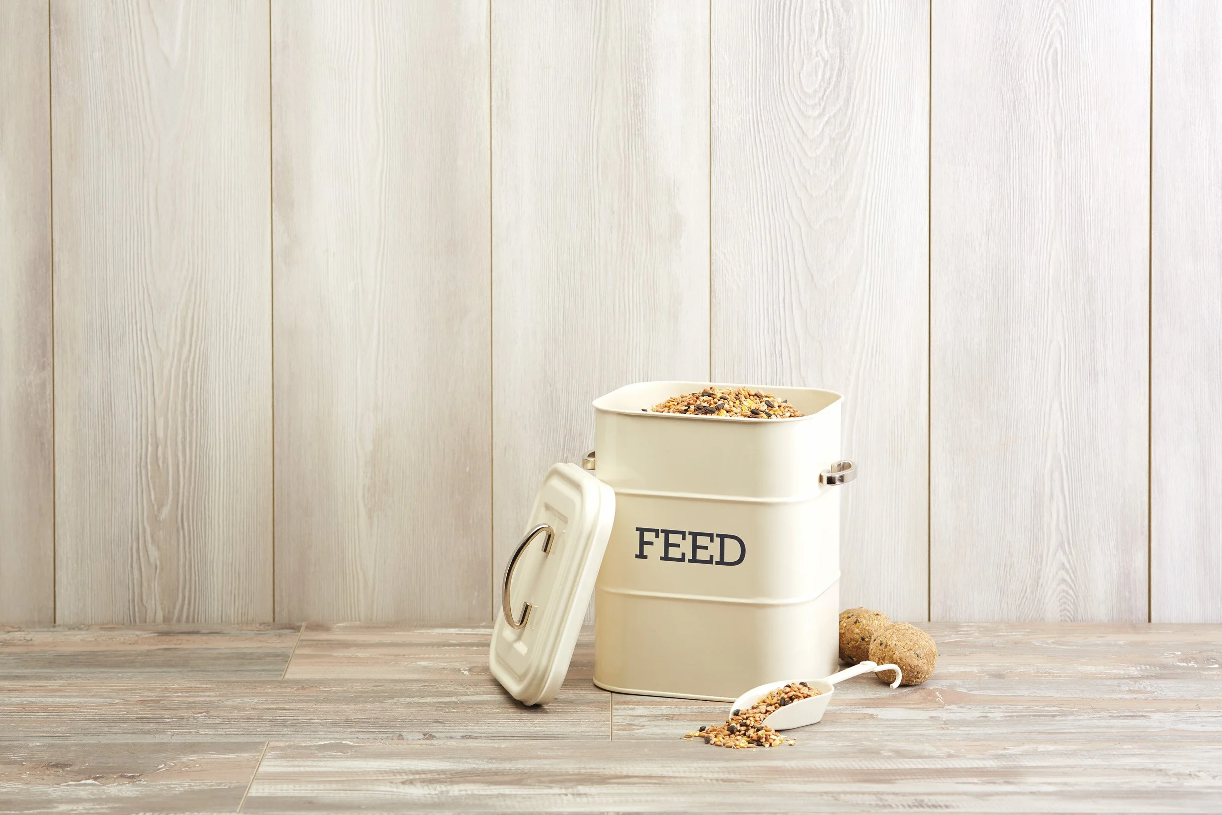 Kitchen Craft Living Nostalgia - Barattolo di Latta con Scritta Feed, da 3 kg, con Cucchiaio, Colore: Panna Antica