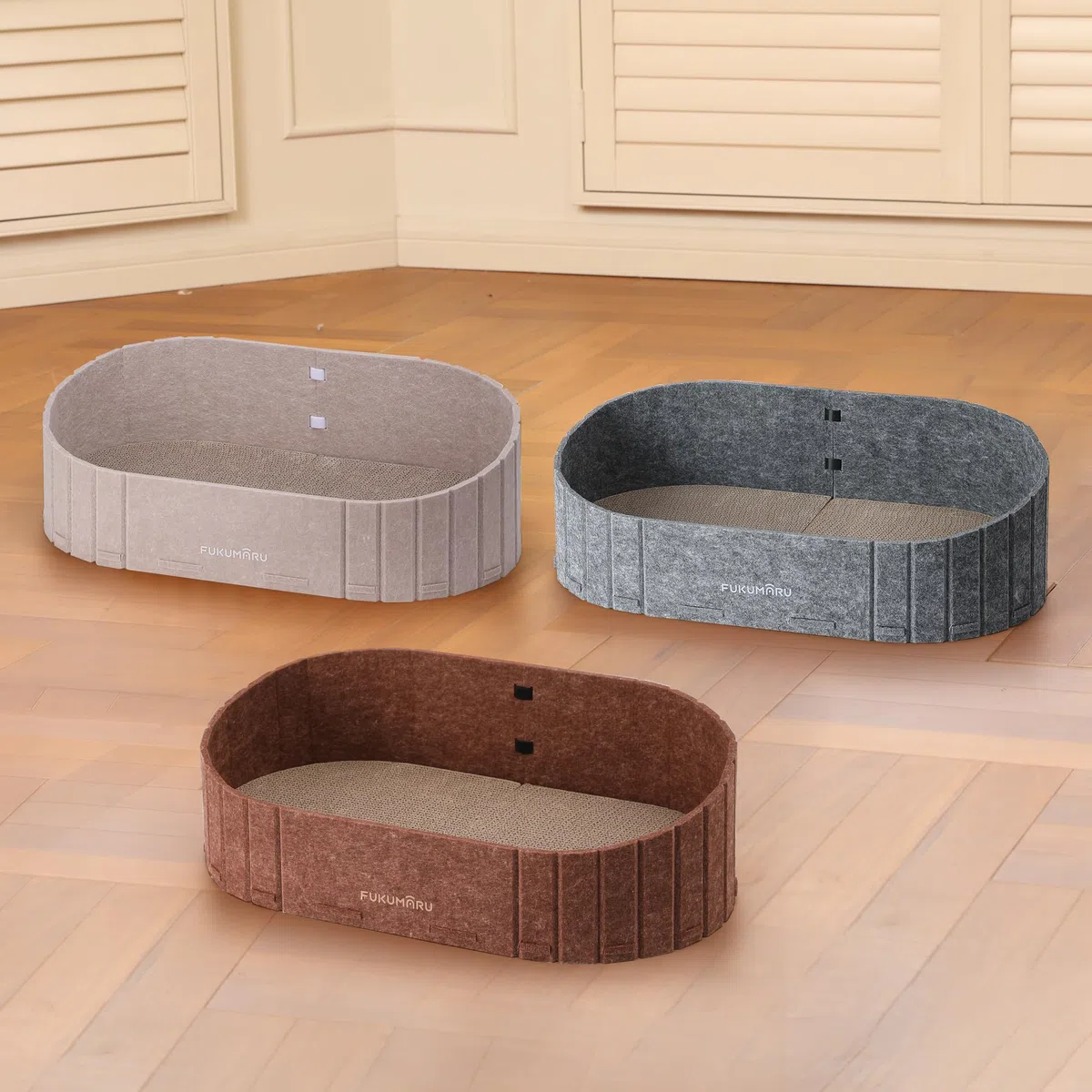FUKUMARU Tiragraffi Cartone per Gatti, Cuccia Gatto Interno di Feltro, Tiragraffi per Gatti Adulti con 2 Tappetini in Cartone di Alta Qualità, Rimovibile e Reversibile, Lungo da 61 cm, Caramello