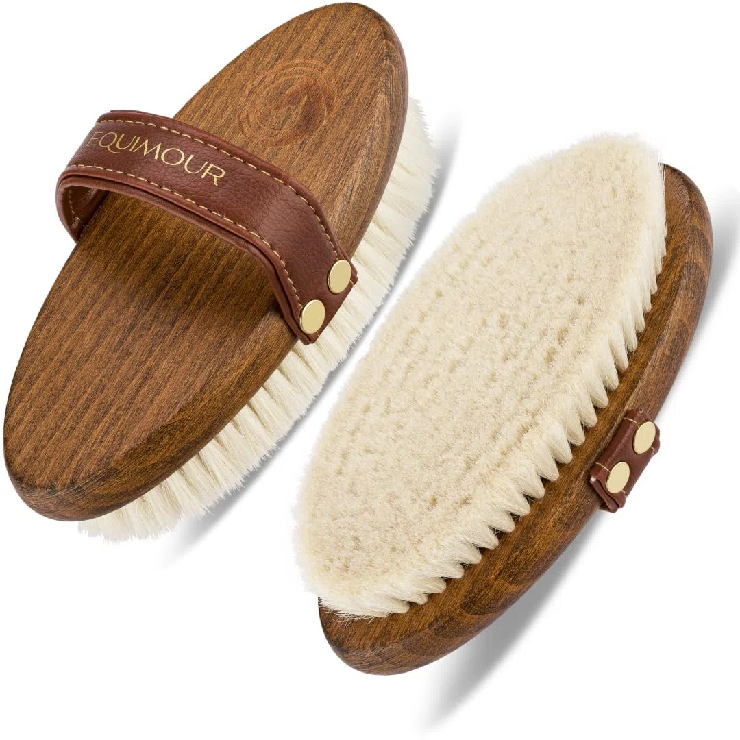 Spazzola per cavalli con setole 100 % capra – legno & cinturino in pelle vegana | Cura delicata del manto, effetto lucentezza naturale – accessorio grooming elegante e antistatico