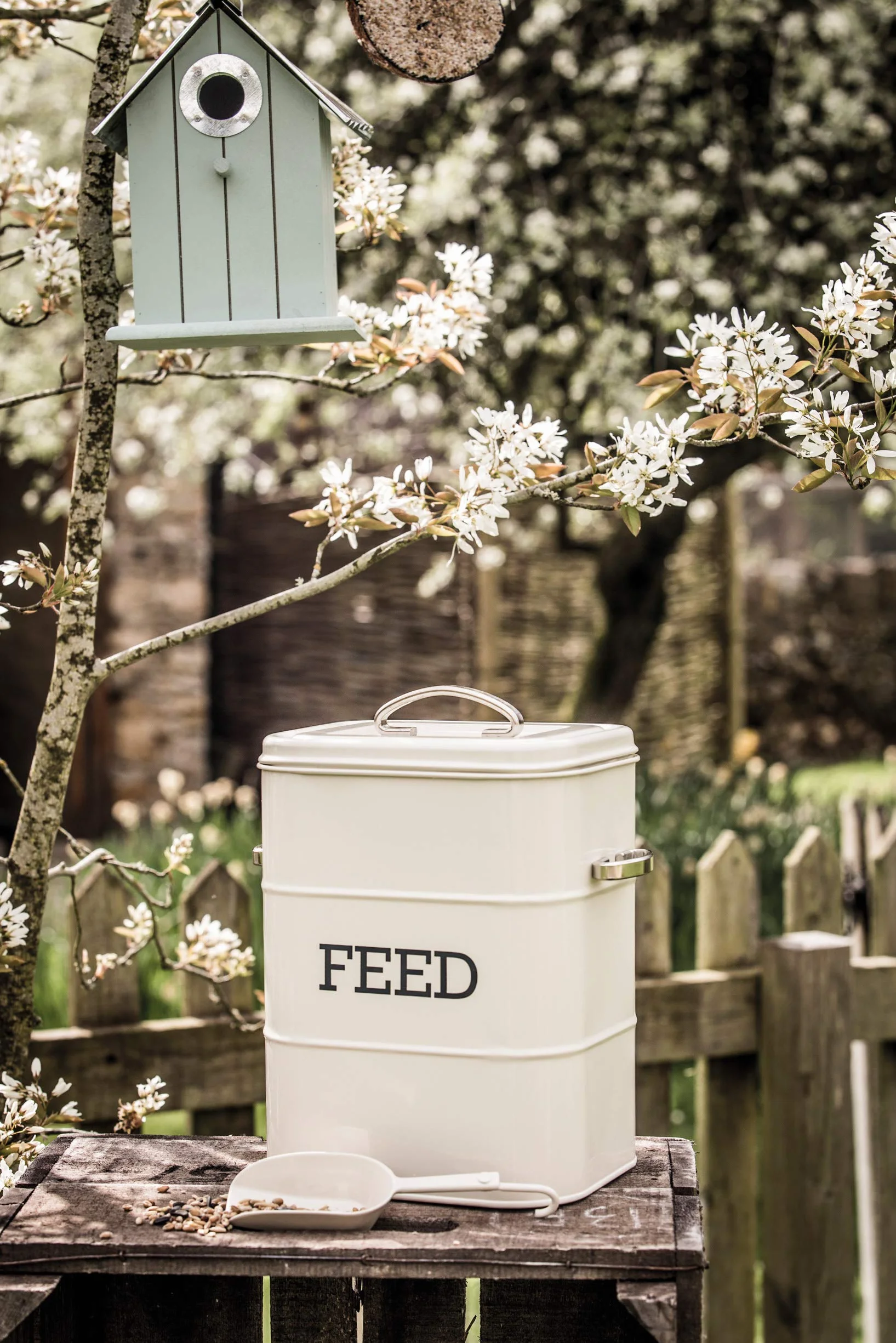 Kitchen Craft Living Nostalgia - Barattolo di Latta con Scritta Feed, da 3 kg, con Cucchiaio, Colore: Panna Antica