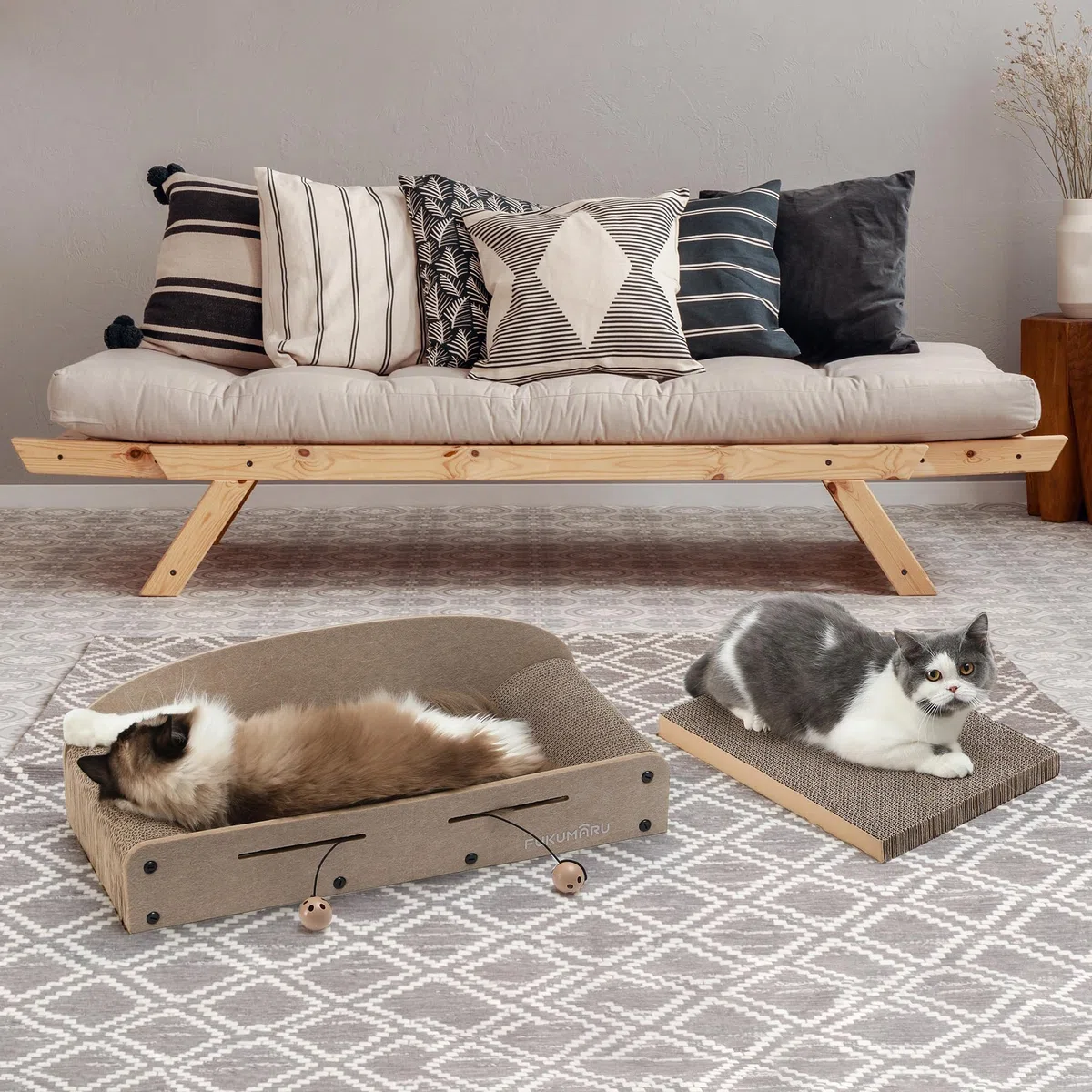 FUKUMARU Tiragraffi Per Gatti da 66 cm In Cartone Resistente,Letto e Divanetti per Gatti.Tappetino Tiragraffi per Gatti In Cartone Riciclabile Con Pallina da Giocare.