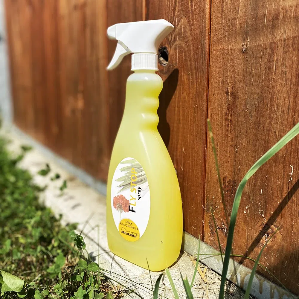 2 Pezzi Repellente Naturale Spray per Cavalli al Geranio Citronella e Olio di Neem 750 ml Fly Stop, repellente per animali contro Mosche e Zanzare, Tripla Azione - 100% Made in Italy